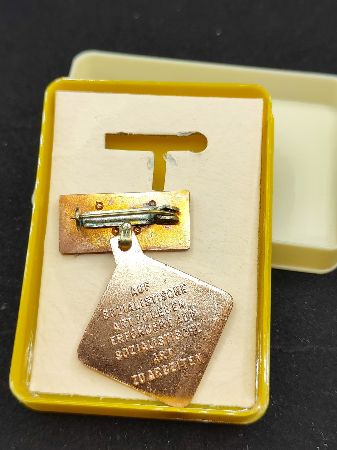 全场0元起拍 第54期 咸鱼国勋章拍卖专场 5月10日（周三）下午6：00开始 东德个人劳动积极份子奖章