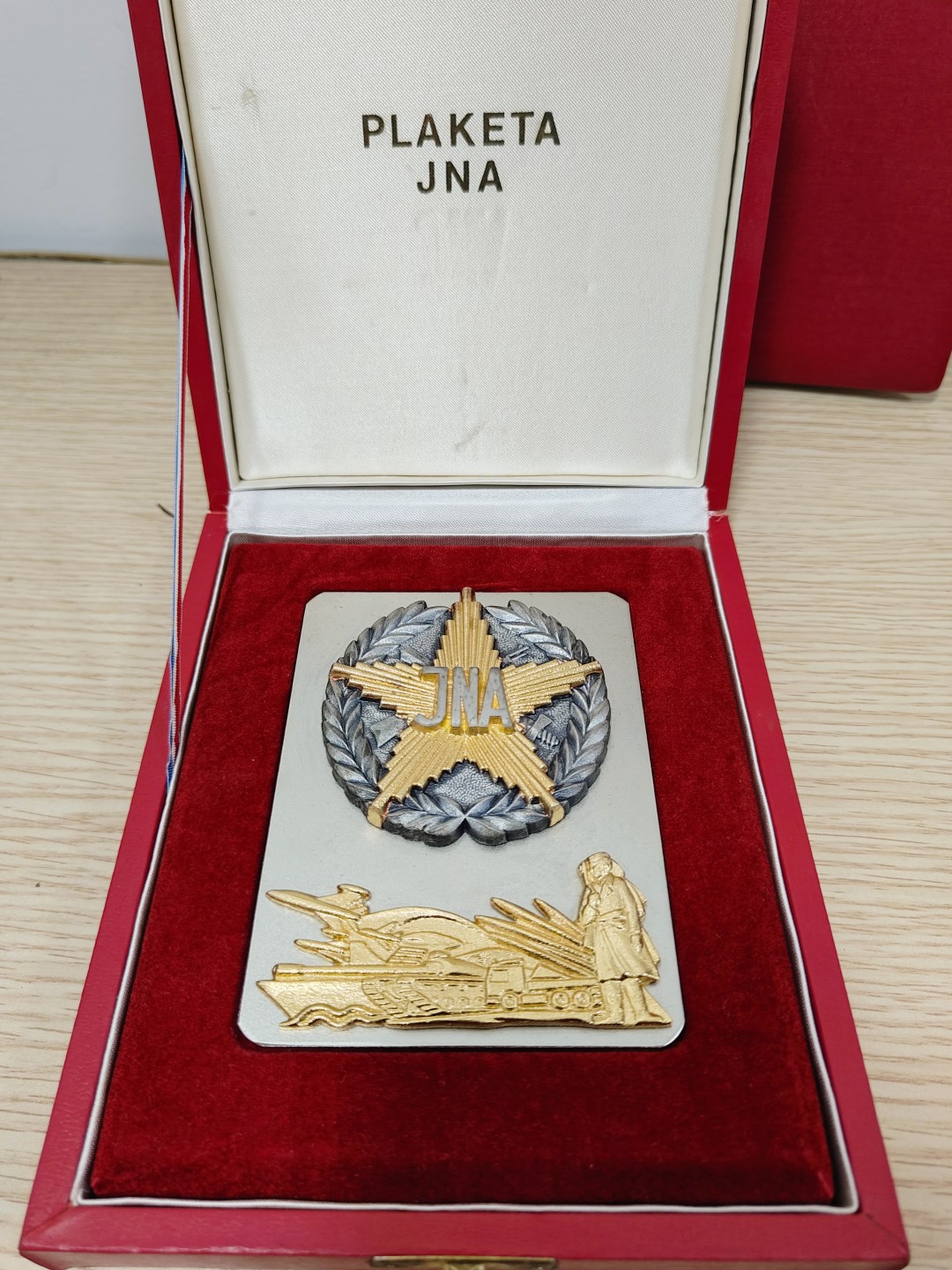 全场0元起拍 第54期 咸鱼国勋章拍卖专场 5月10日（周三）下午6：00开始 南斯拉夫人民军荣誉纪念 浮雕证章 带证书-