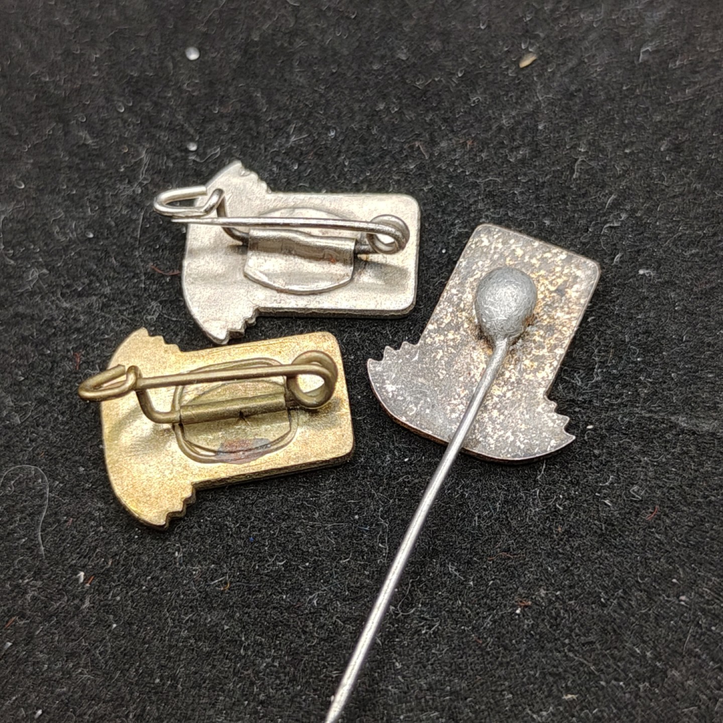 全场0元起拍 第54期 咸鱼国勋章拍卖专场 5月10日（周三）下午6：00开始 东德FDGB纪念章三个