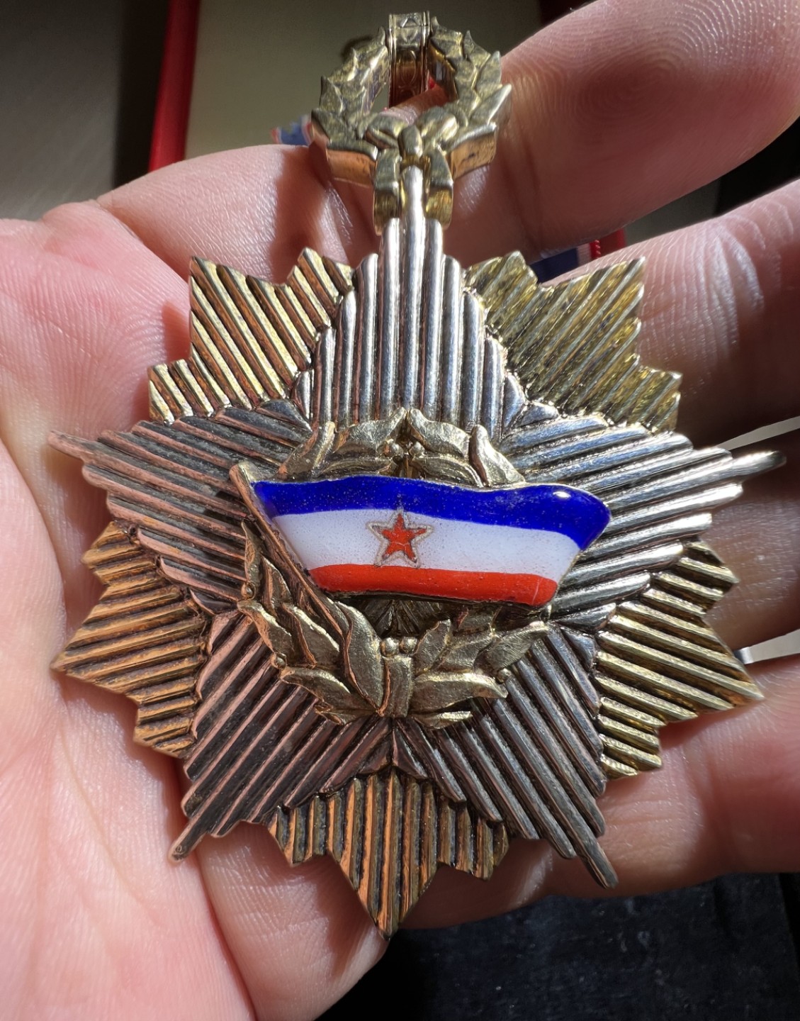 大猫徽章拍卖第223期 南斯拉夫二级旗帜勋章领绶章 原盒