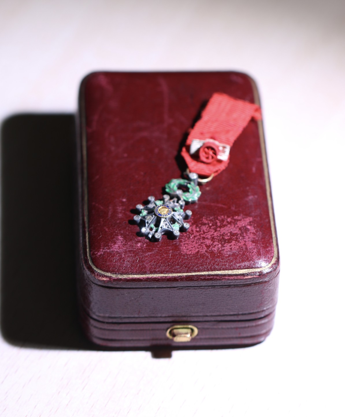 大猫徽章拍卖第223期 法国18k金质嵌宝指挥官级第四共和国荣誉军团勋章迷你章，老鹰头金标，原盒，金质嵌宝版本稀少