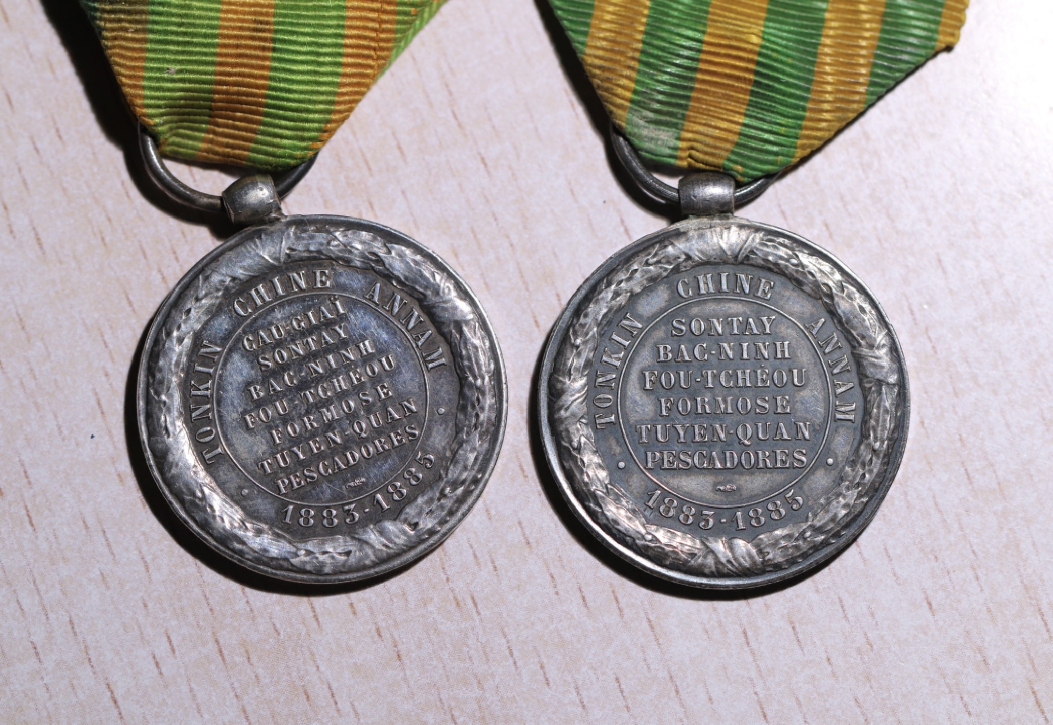 大猫徽章拍卖第223期 勿忘国耻 法国1883-1885中法战争奖章一对儿，银质，陆军版和海军版一对