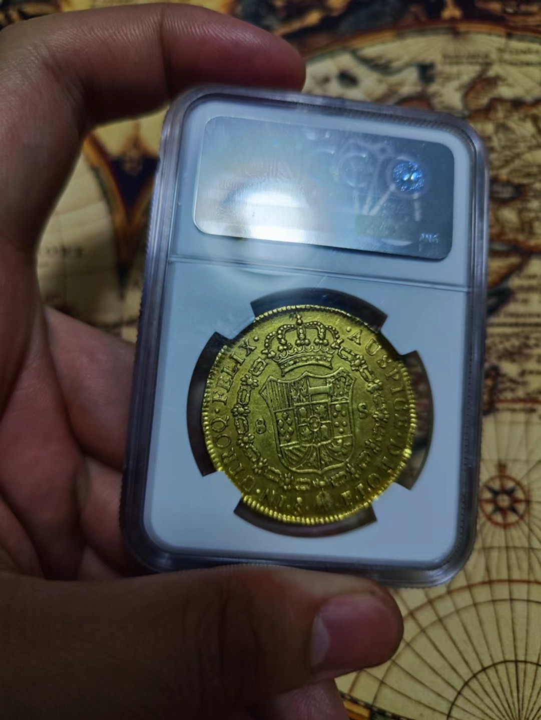 欢迎来【希罗维】：第1场，幸运星期三银币金币场 NGC-AU55 1812年西属智利8埃斯库多2 7克大金币，费七配卡四头过度版本非常稀少外拍30 00美元了！ 没有铸缺 西班牙殖民地最后的荣光 打的非常正