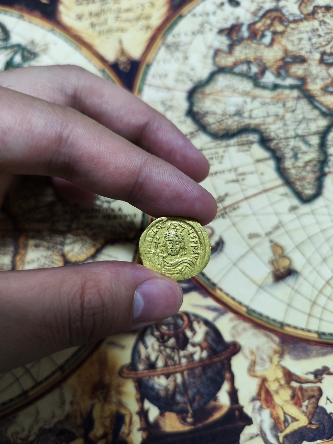 欢迎来【希罗维】：第1场，幸运星期三银币金币场 拜占庭东罗马帝国希拉克略一世 公元610年～公元641年 正面国王希拉克略一世头戴十字架羽冠，右手托宝球十字架正面像