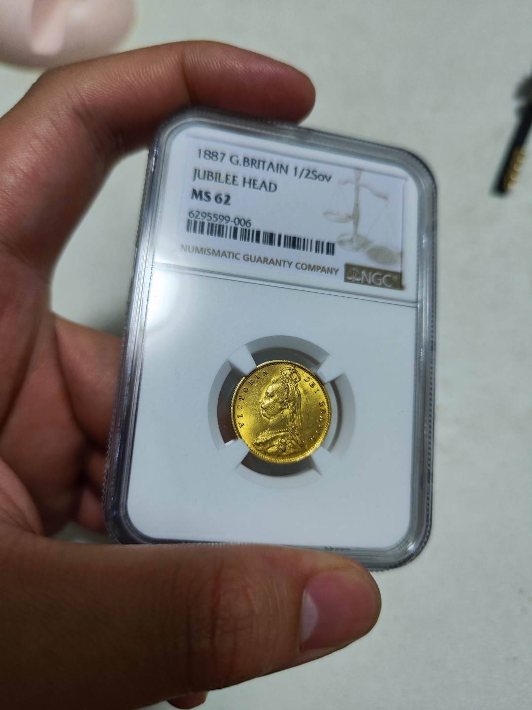 欢迎来【希罗维】：第1场，幸运星期三银币金币场 NGC MS62高分维多利亚金盾徽，不是马剑，4g金币，非常稀少的盾徽设计。非常漂亮的一枚金币，双面黄金包浆