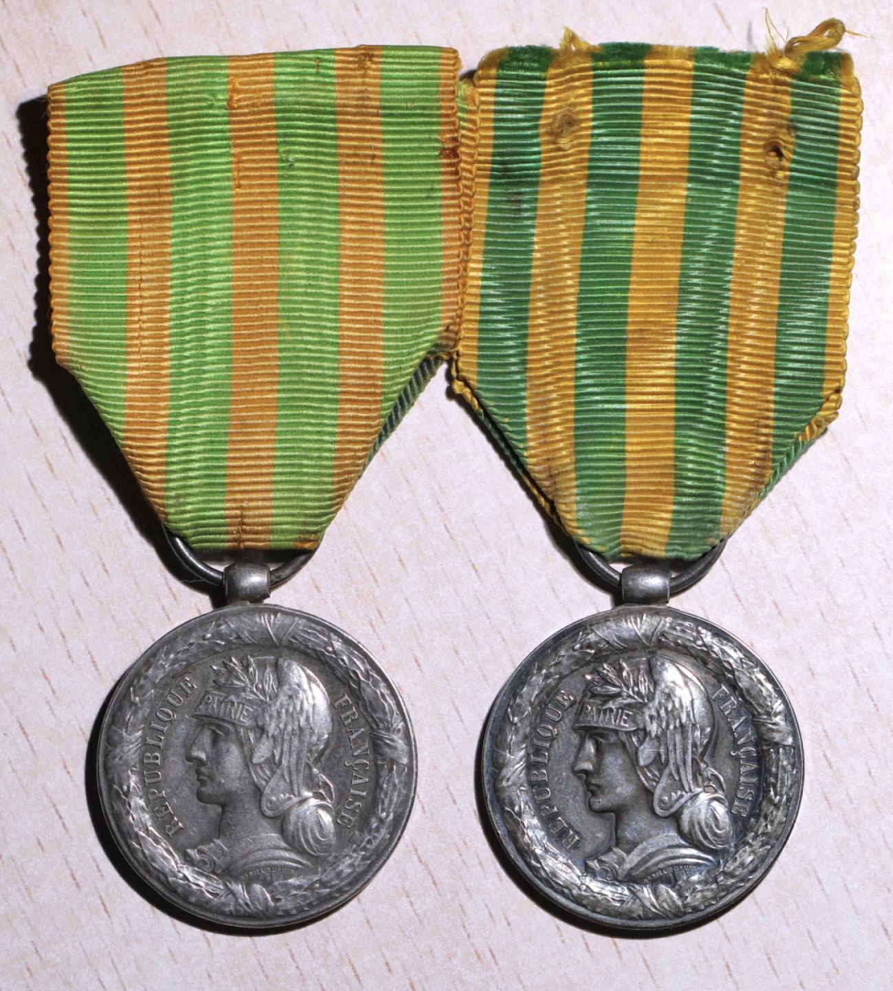 大猫徽章拍卖第223期 勿忘国耻 法国1883-1885中法战争奖章一对儿，银质，陆军版和海军版一对