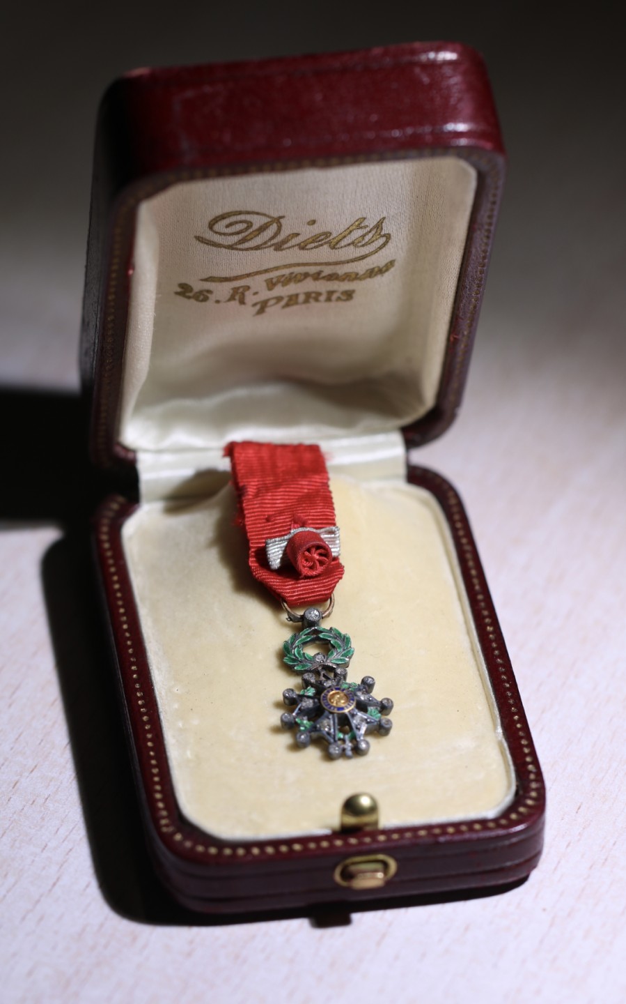 大猫徽章拍卖第223期 法国18k金质嵌宝指挥官级第四共和国荣誉军团勋章迷你章，老鹰头金标，原盒，金质嵌宝版本稀少