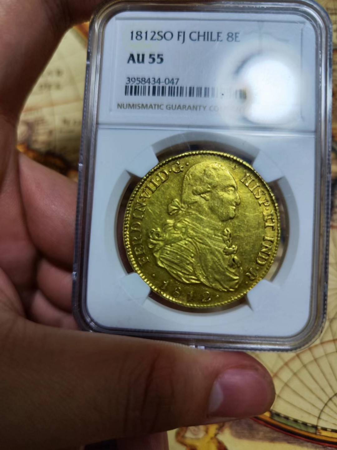 欢迎来【希罗维】：第1场，幸运星期三银币金币场 NGC-AU55 1812年西属智利8埃斯库多2 7克大金币，费七配卡四头过度版本非常稀少外拍30 00美元了！ 没有铸缺 西班牙殖民地最后的荣光 打的非常正