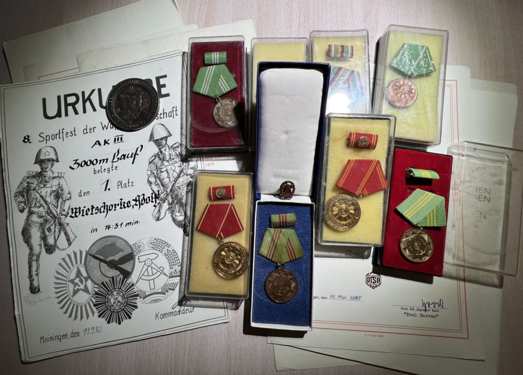 大猫徽章拍卖第223期 民主德国东德内政部人民警察中尉套章