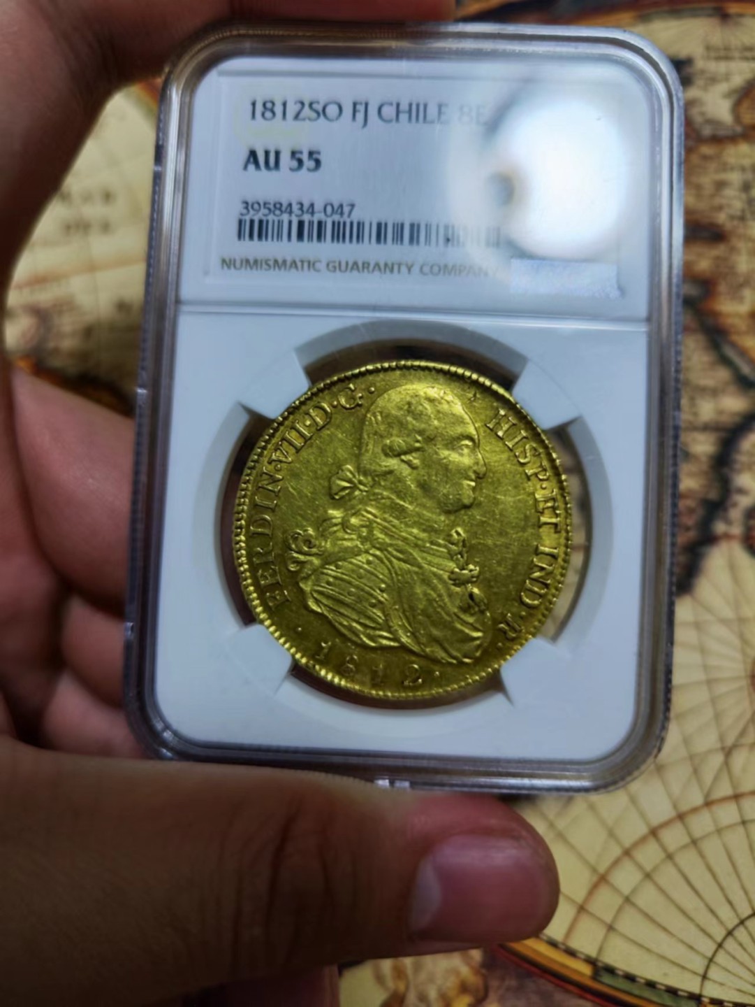 欢迎来【希罗维】：第1场，幸运星期三银币金币场 NGC-AU55 1812年西属智利8埃斯库多2 7克大金币，费七配卡四头过度版本非常稀少外拍30 00美元了！ 没有铸缺 西班牙殖民地最后的荣光 打的非常正