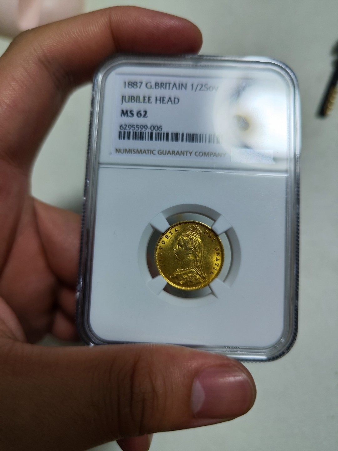 欢迎来【希罗维】：第1场，幸运星期三银币金币场 NGC MS62高分维多利亚金盾徽，不是马剑，4g金币，非常稀少的盾徽设计。非常漂亮的一枚金币，双面黄金包浆