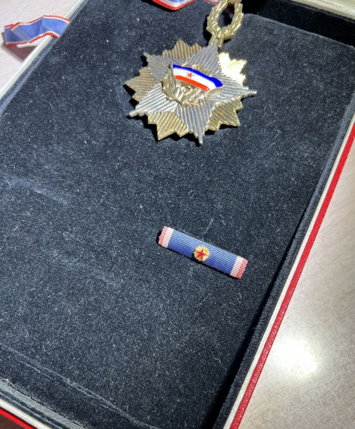 大猫徽章拍卖第223期 南斯拉夫二级旗帜勋章领绶章 原盒
