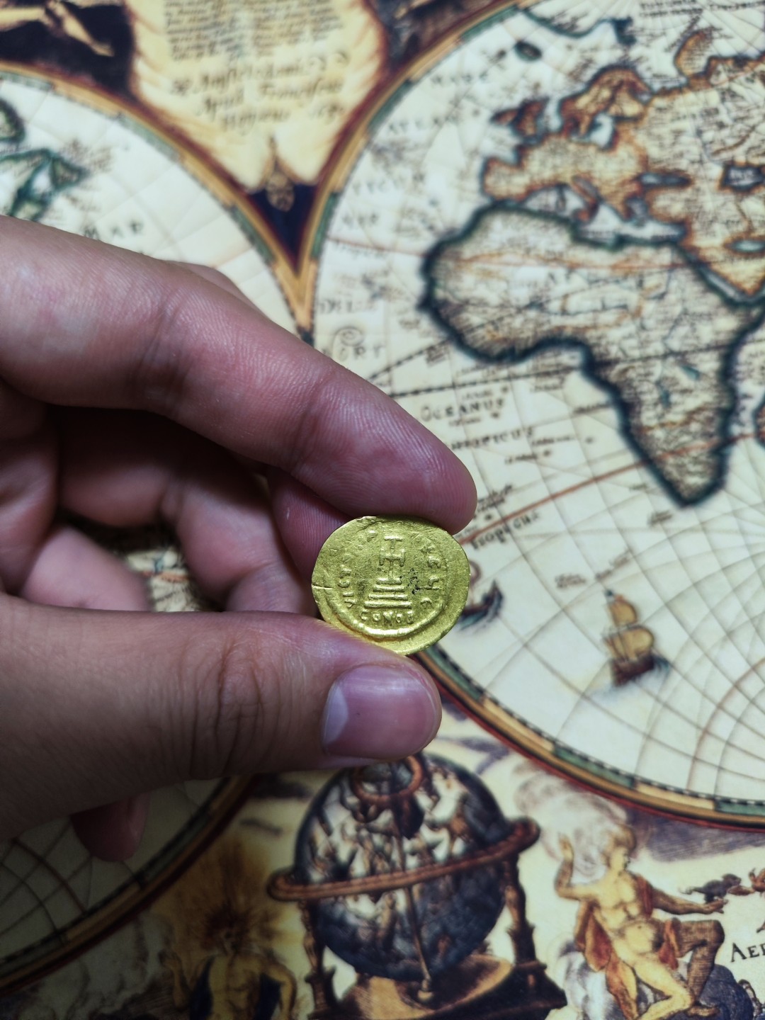 欢迎来【希罗维】：第1场，幸运星期三银币金币场 拜占庭东罗马帝国希拉克略一世 公元610年～公元641年 正面国王希拉克略一世头戴十字架羽冠，右手托宝球十字架正面像