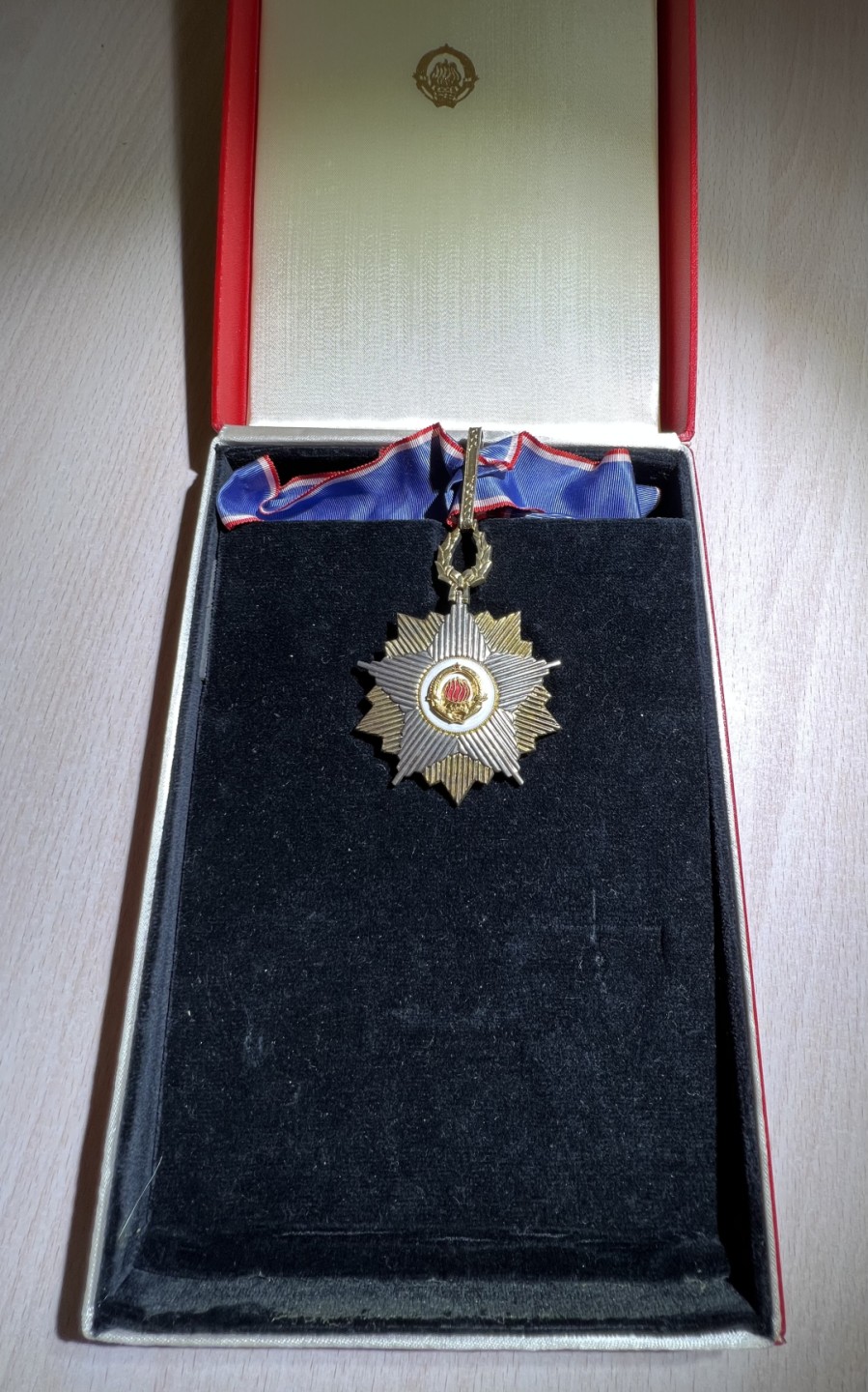 大猫徽章拍卖第223期 南斯拉夫二级旗帜勋章领绶章 原盒