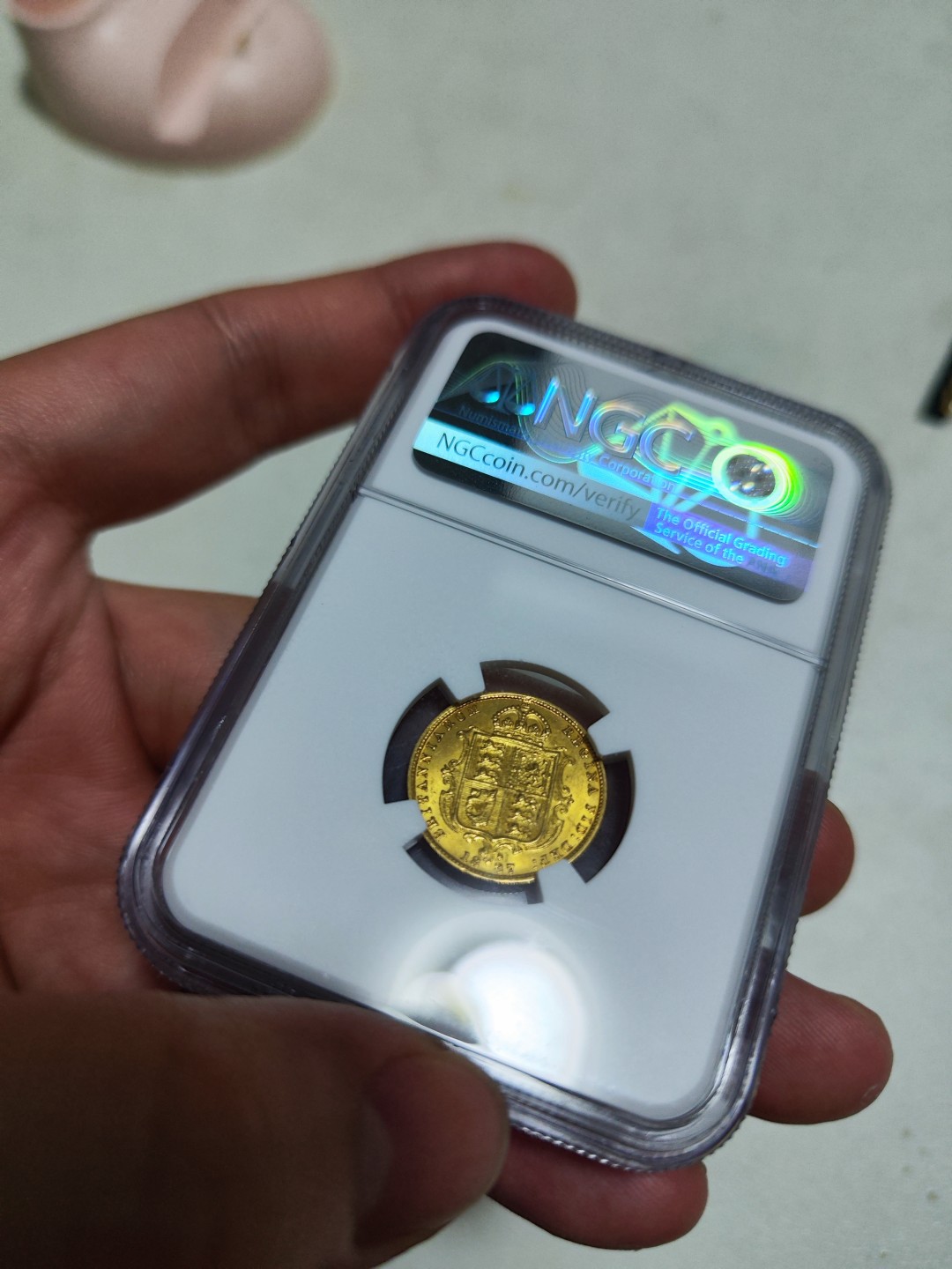 欢迎来【希罗维】：第1场，幸运星期三银币金币场 NGC MS62高分维多利亚金盾徽，不是马剑，4g金币，非常稀少的盾徽设计。非常漂亮的一枚金币，双面黄金包浆