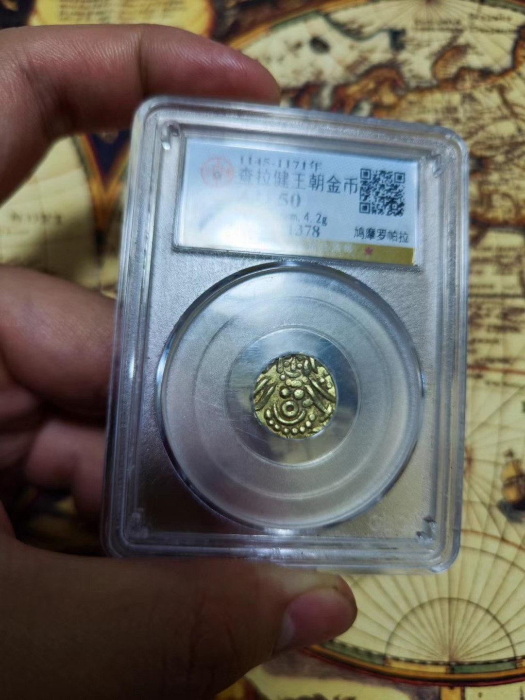 欢迎来【希罗维】：第1场，幸运星期三银币金币场 查拉健王朝鸠摩罗帕拉（Kumarapala，公元1145—1171年)1标准金币(重量4克左右，直径18毫米）。 四臂吉祥天女盘腿坐像//三行天城体梵文“斯里鸠靡罗帕拉·提婆。