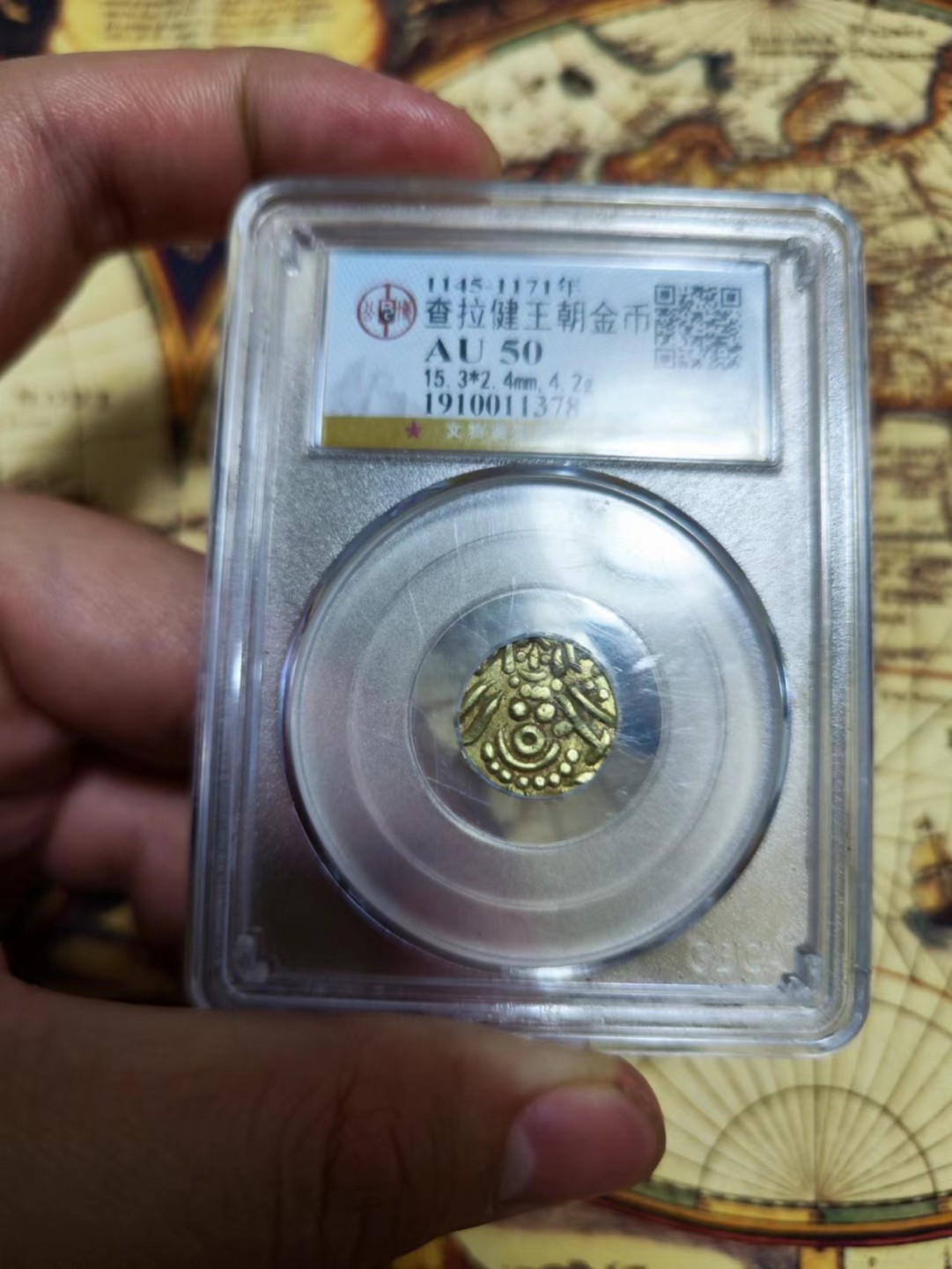 欢迎来【希罗维】：第1场，幸运星期三银币金币场 查拉健王朝鸠摩罗帕拉（Kumarapala，公元1145—1171年)1标准金币(重量4克左右，直径18毫米）。 四臂吉祥天女盘腿坐像//三行天城体梵文“斯里鸠靡罗帕拉·提婆。