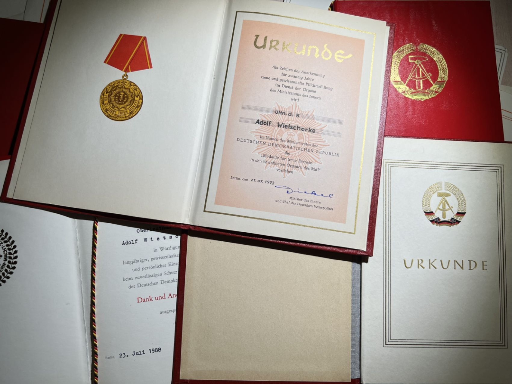 大猫徽章拍卖第223期 民主德国东德内政部人民警察中尉套章