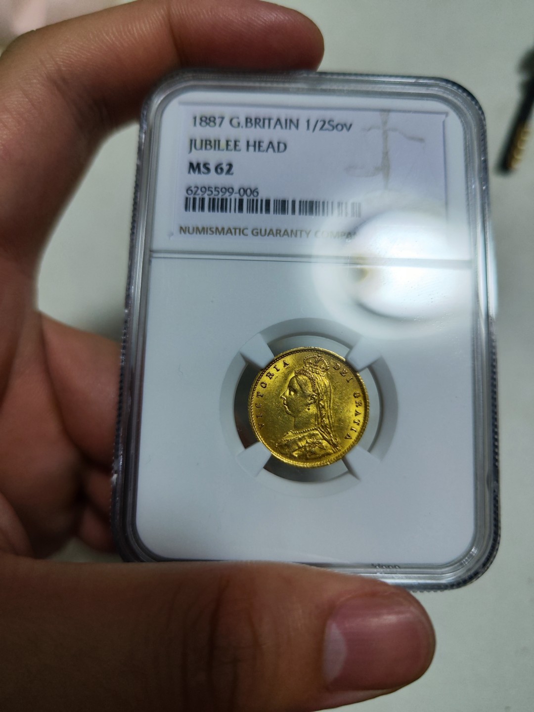 欢迎来【希罗维】：第1场，幸运星期三银币金币场 NGC MS62高分维多利亚金盾徽，不是马剑，4g金币，非常稀少的盾徽设计。非常漂亮的一枚金币，双面黄金包浆