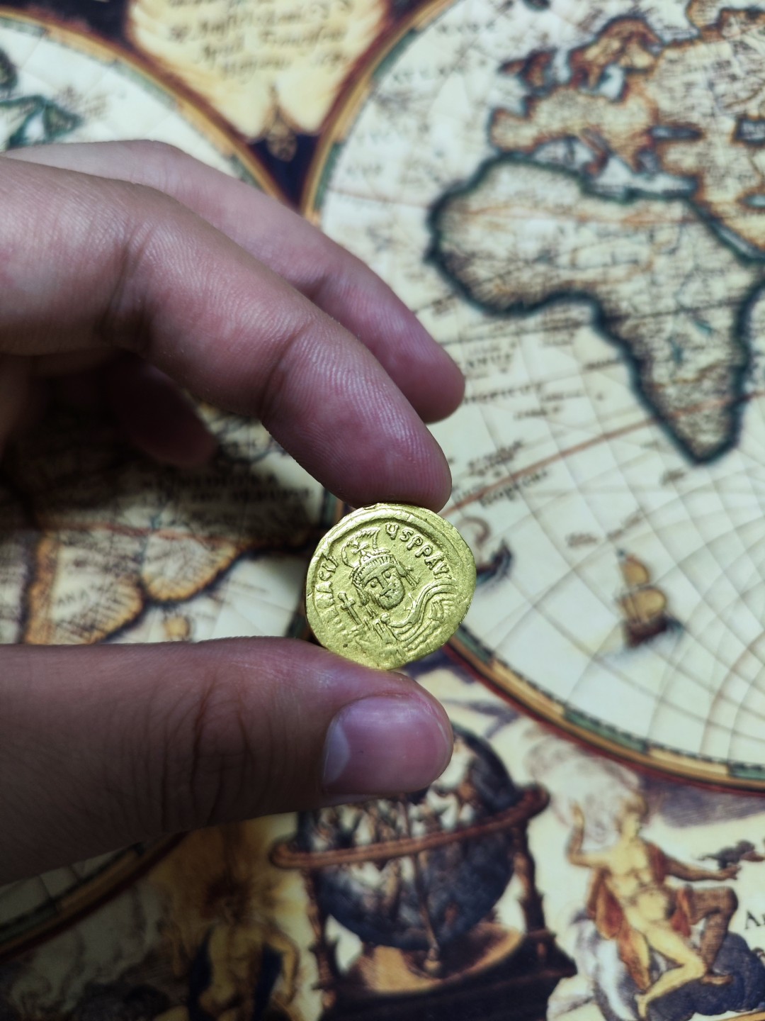 欢迎来【希罗维】：第1场，幸运星期三银币金币场 拜占庭东罗马帝国希拉克略一世 公元610年～公元641年 正面国王希拉克略一世头戴十字架羽冠，右手托宝球十字架正面像