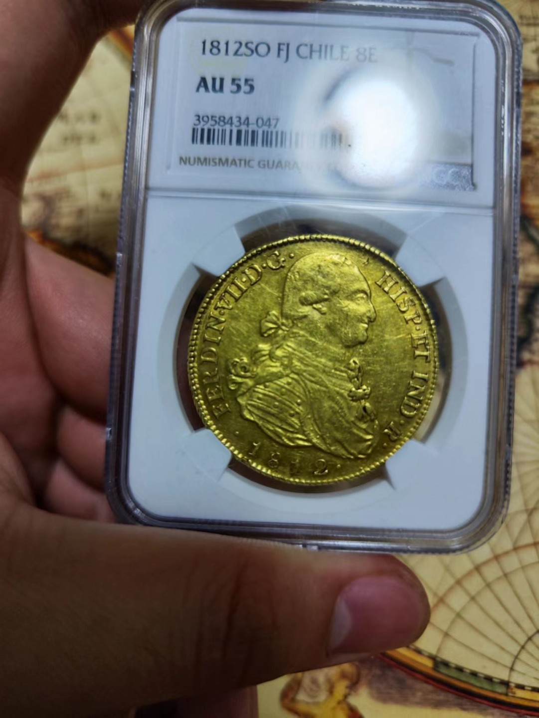 欢迎来【希罗维】：第1场，幸运星期三银币金币场 NGC-AU55 1812年西属智利8埃斯库多2 7克大金币，费七配卡四头过度版本非常稀少外拍30 00美元了！ 没有铸缺 西班牙殖民地最后的荣光 打的非常正