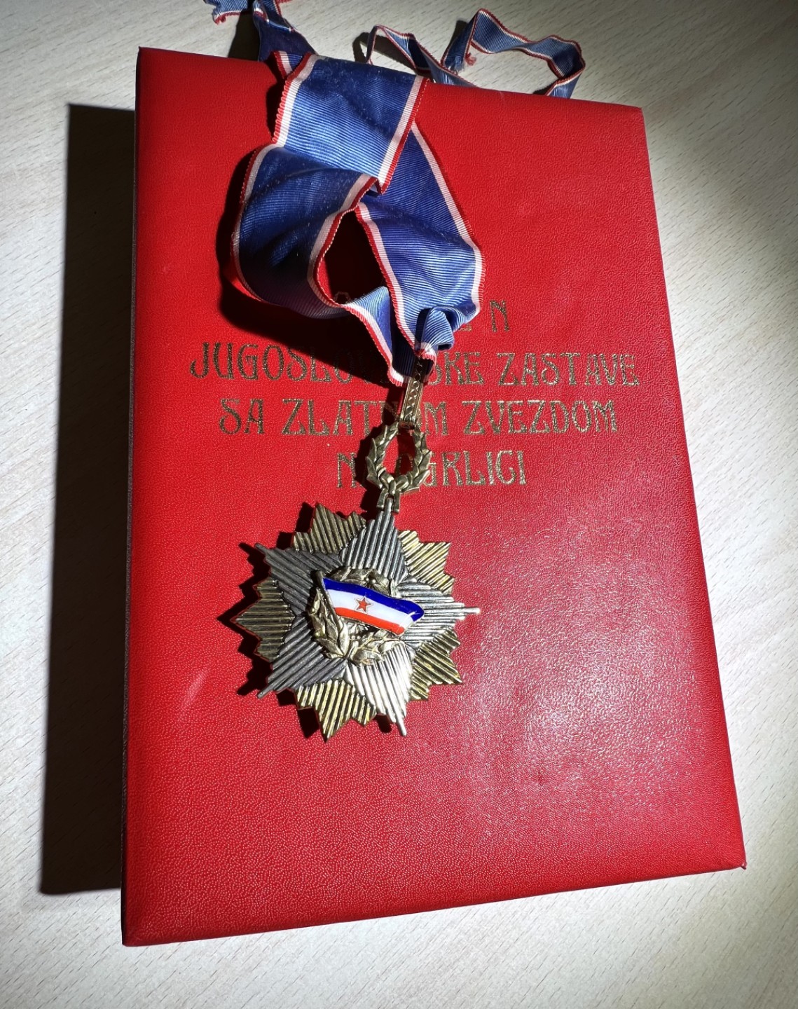 大猫徽章拍卖第223期 南斯拉夫二级旗帜勋章领绶章 原盒