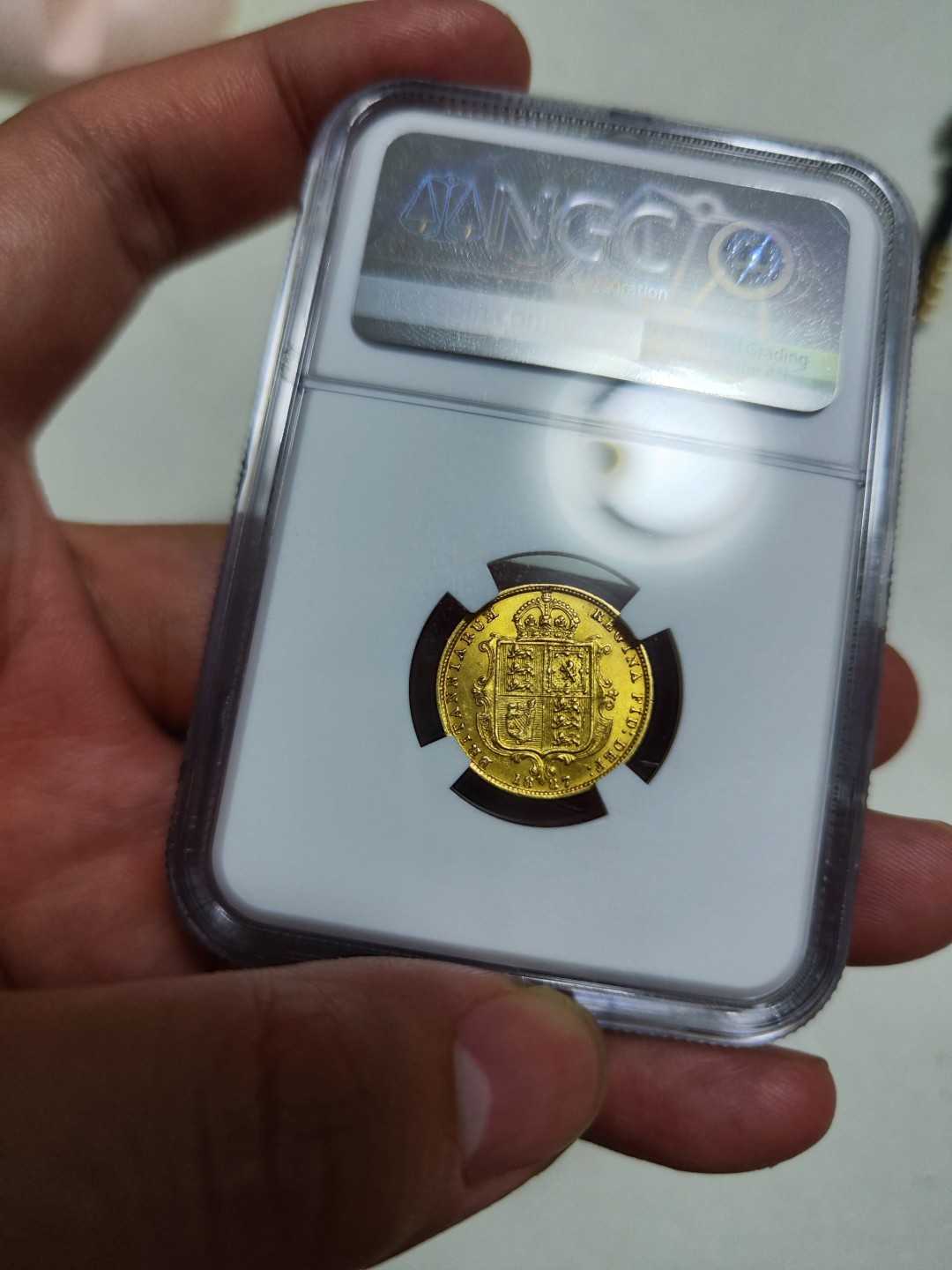 欢迎来【希罗维】：第1场，幸运星期三银币金币场 NGC MS62高分维多利亚金盾徽，不是马剑，4g金币，非常稀少的盾徽设计。非常漂亮的一枚金币，双面黄金包浆