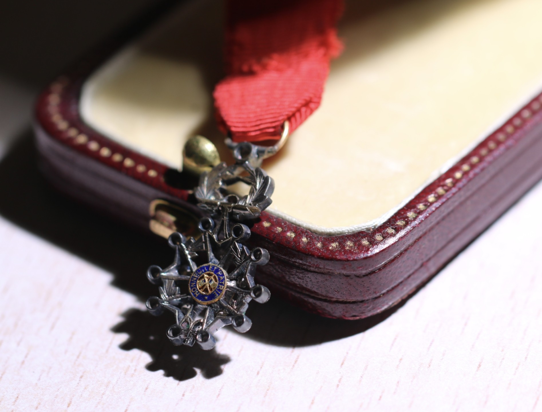 大猫徽章拍卖第223期 法国18k金质嵌宝指挥官级第四共和国荣誉军团勋章迷你章，老鹰头金标，原盒，金质嵌宝版本稀少