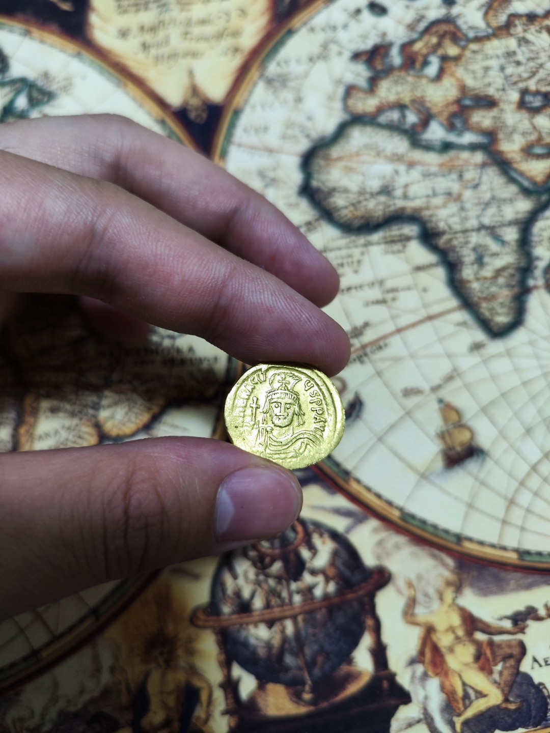 欢迎来【希罗维】：第1场，幸运星期三银币金币场 拜占庭东罗马帝国希拉克略一世 公元610年～公元641年 正面国王希拉克略一世头戴十字架羽冠，右手托宝球十字架正面像