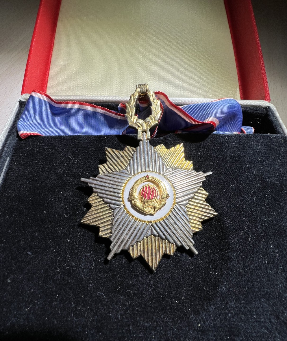 大猫徽章拍卖第223期 南斯拉夫二级旗帜勋章领绶章 原盒