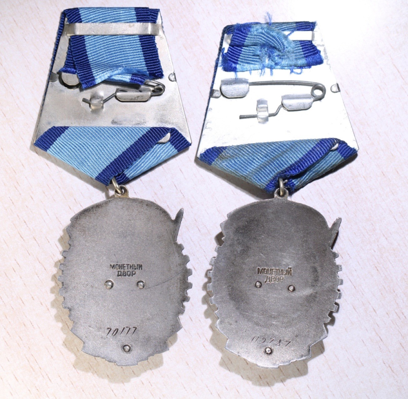 大猫徽章拍卖第223期 苏联劳动红旗勋章 狭长版一对 全品