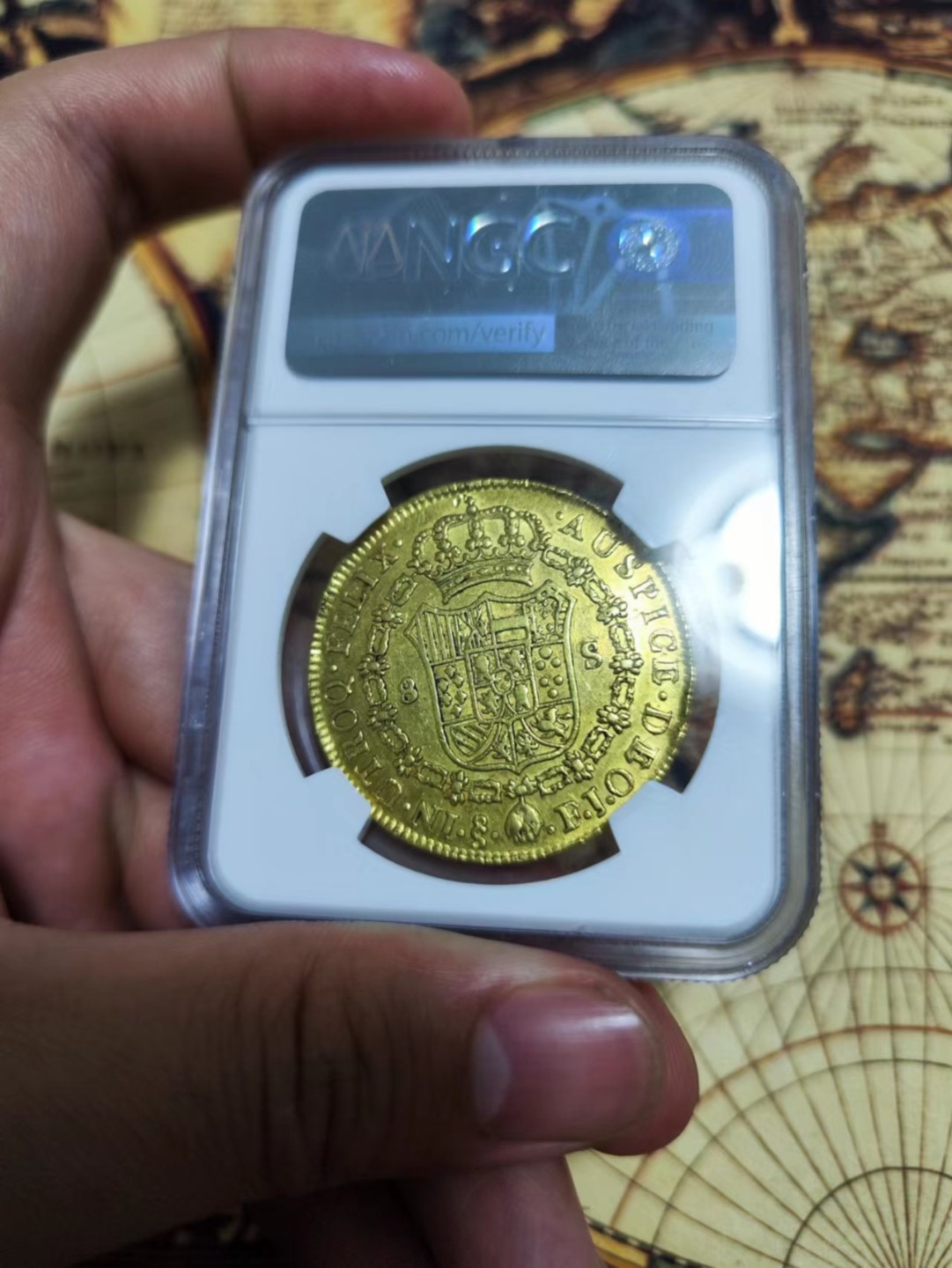 欢迎来【希罗维】：第1场，幸运星期三银币金币场 NGC-AU55 1812年西属智利8埃斯库多2 7克大金币，费七配卡四头过度版本非常稀少外拍30 00美元了！ 没有铸缺 西班牙殖民地最后的荣光 打的非常正