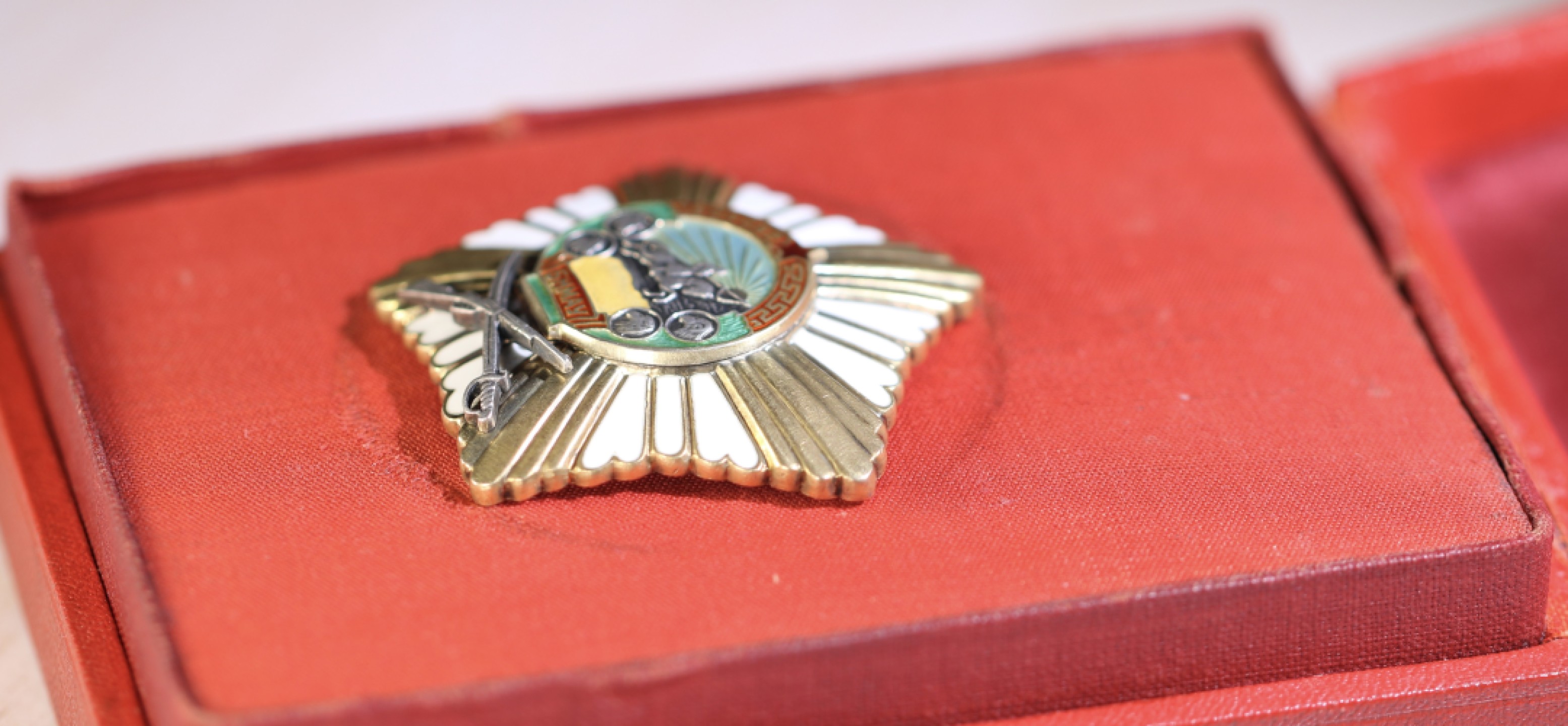 大猫徽章拍卖第223期 蒙古🇲🇳战功勋章 全品原盒 早期五钉版