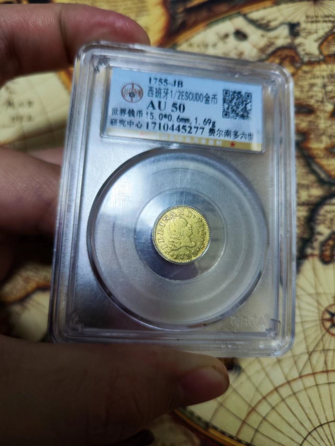 欢迎来【希罗维】：第1场，幸运星期三银币金币场 1755西班牙马德里半埃斯库多金币/1.7-1.8g 币铸造于西班牙国王费尔南多六世在位时期，非常的少见，公博au50整体的观感也挺棒