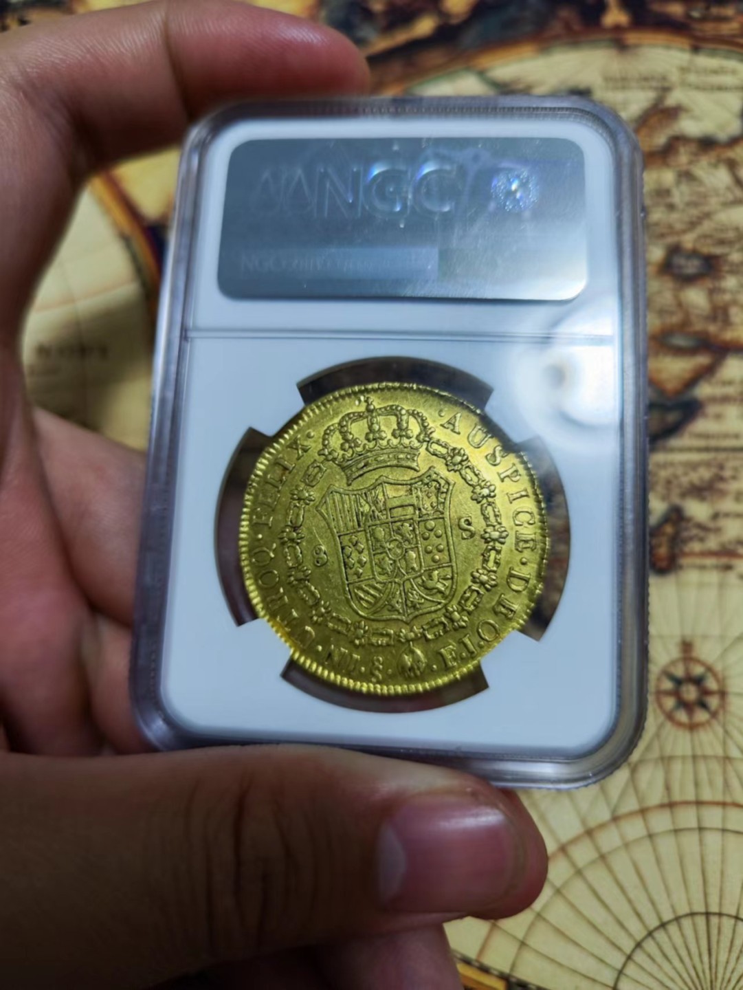 欢迎来【希罗维】：第1场，幸运星期三银币金币场 NGC-AU55 1812年西属智利8埃斯库多2 7克大金币，费七配卡四头过度版本非常稀少外拍30 00美元了！ 没有铸缺 西班牙殖民地最后的荣光 打的非常正