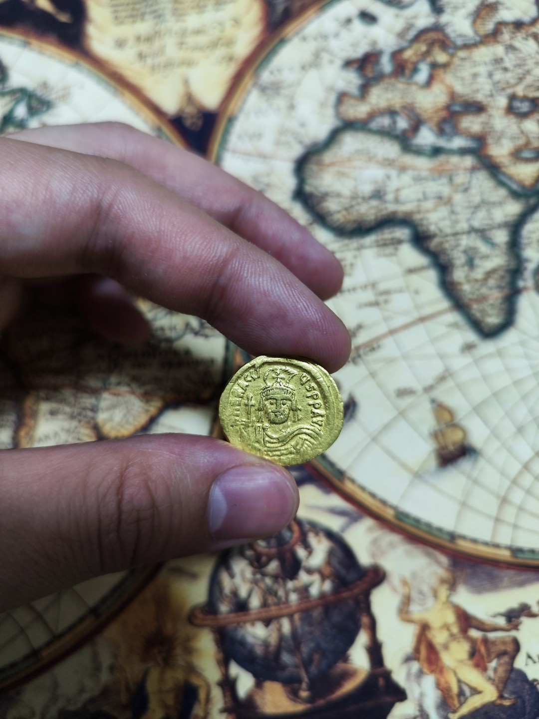 欢迎来【希罗维】：第1场，幸运星期三银币金币场 拜占庭东罗马帝国希拉克略一世 公元610年～公元641年 正面国王希拉克略一世头戴十字架羽冠，右手托宝球十字架正面像