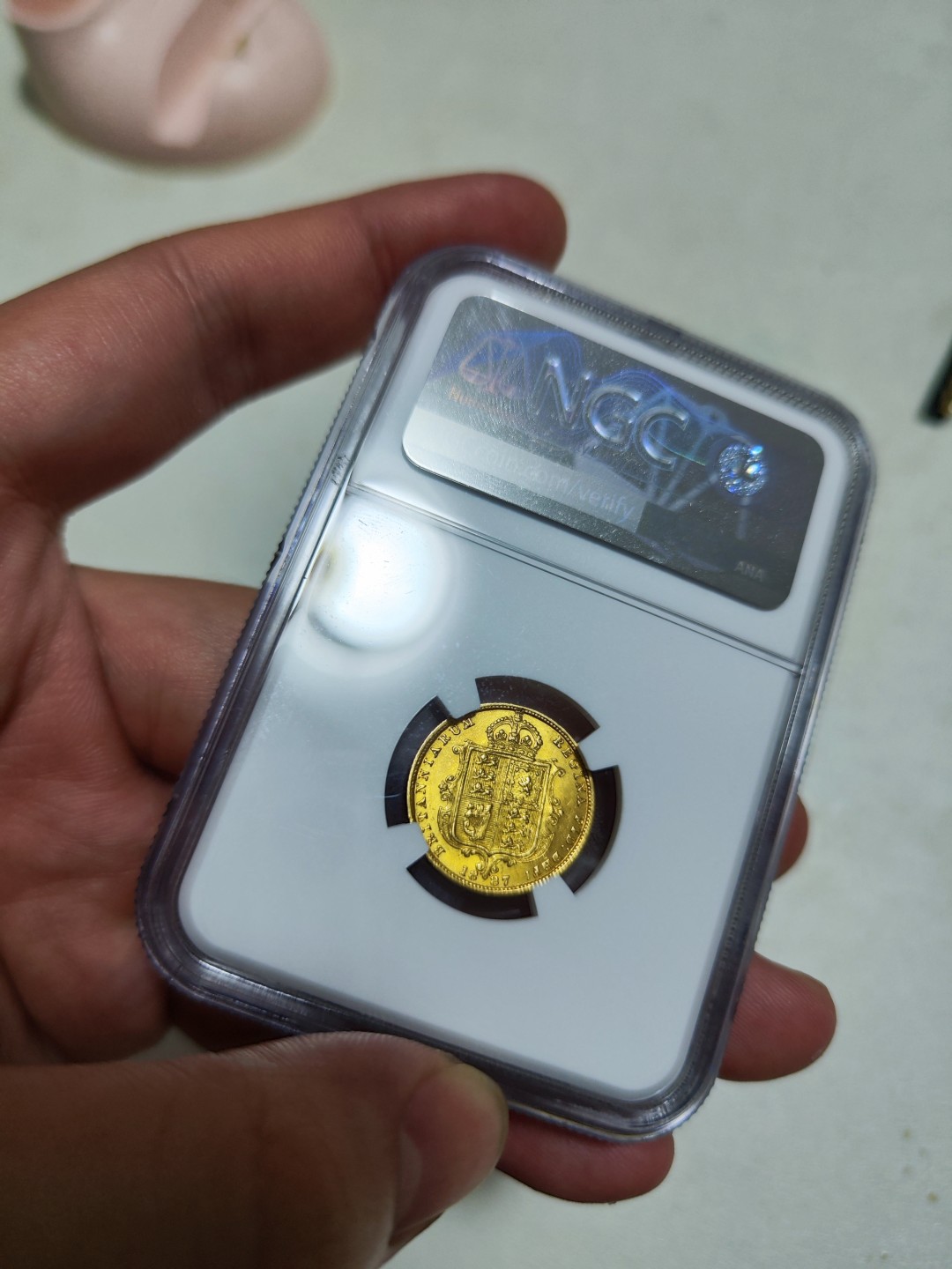 欢迎来【希罗维】：第1场，幸运星期三银币金币场 NGC MS62高分维多利亚金盾徽，不是马剑，4g金币，非常稀少的盾徽设计。非常漂亮的一枚金币，双面黄金包浆