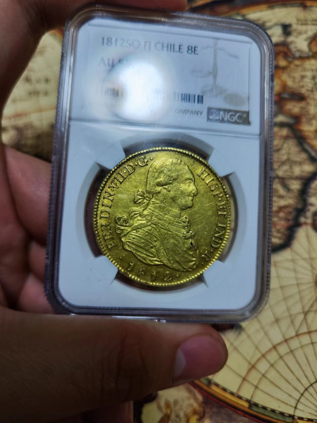 欢迎来【希罗维】：第1场，幸运星期三银币金币场 NGC-AU55 1812年西属智利8埃斯库多2 7克大金币，费七配卡四头过度版本非常稀少外拍30 00美元了！ 没有铸缺 西班牙殖民地最后的荣光 打的非常正