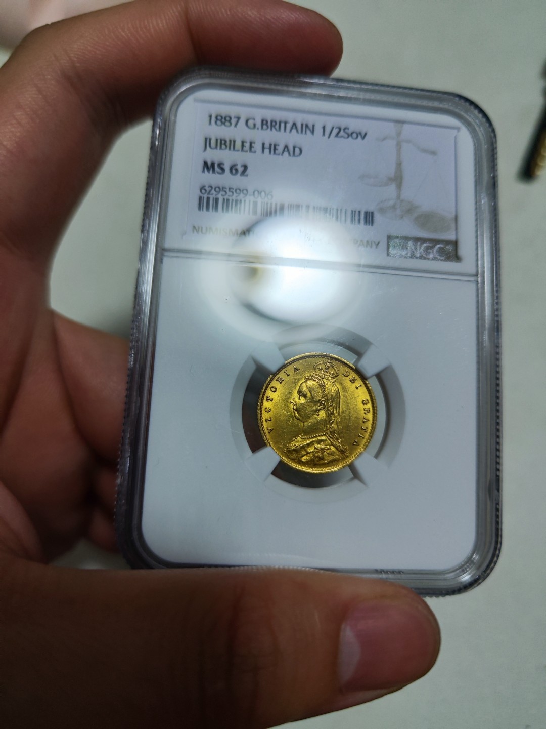 欢迎来【希罗维】：第1场，幸运星期三银币金币场 NGC MS62高分维多利亚金盾徽，不是马剑，4g金币，非常稀少的盾徽设计。非常漂亮的一枚金币，双面黄金包浆