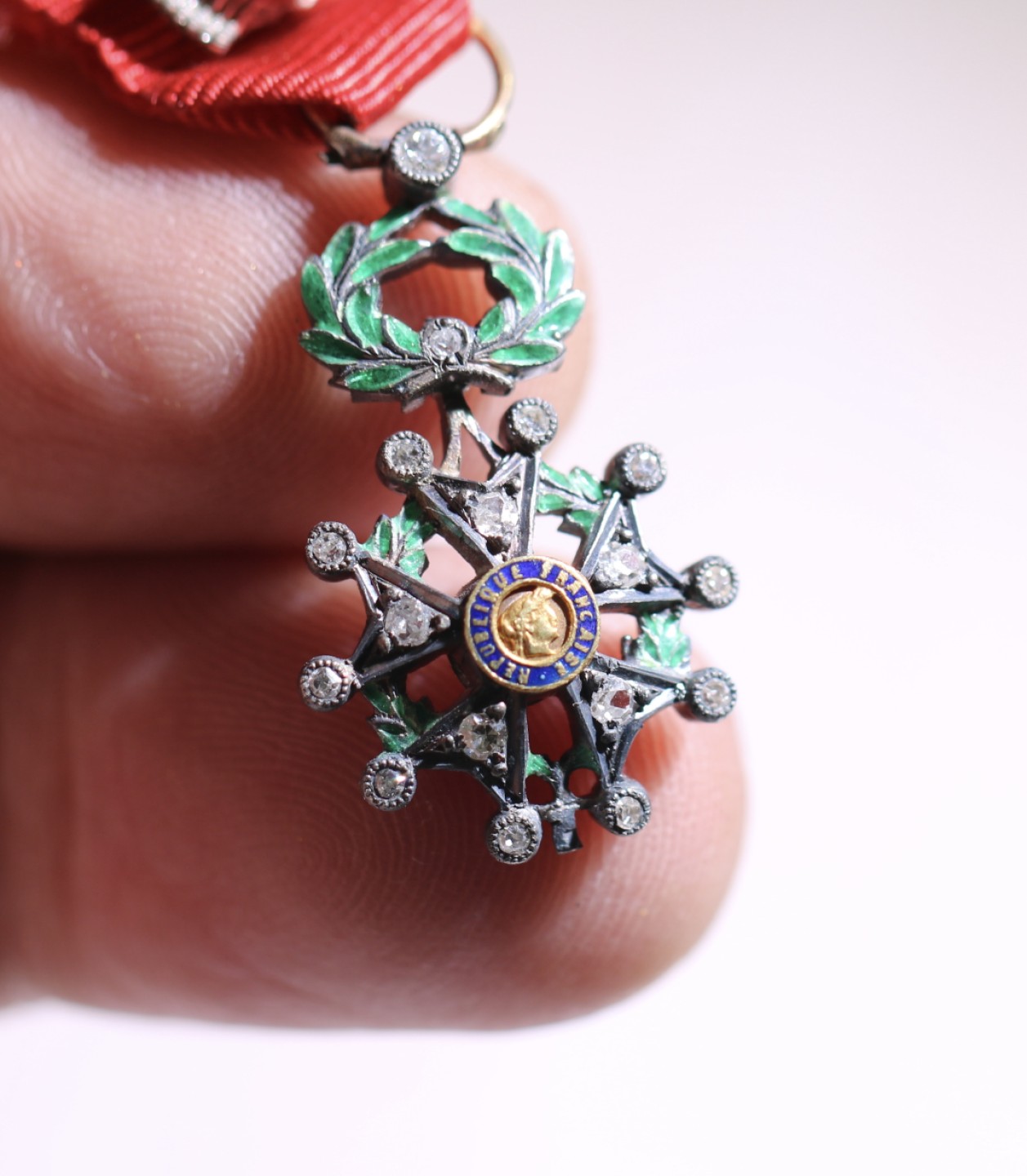 大猫徽章拍卖第223期 法国18k金质嵌宝指挥官级第四共和国荣誉军团勋章迷你章，老鹰头金标，原盒，金质嵌宝版本稀少