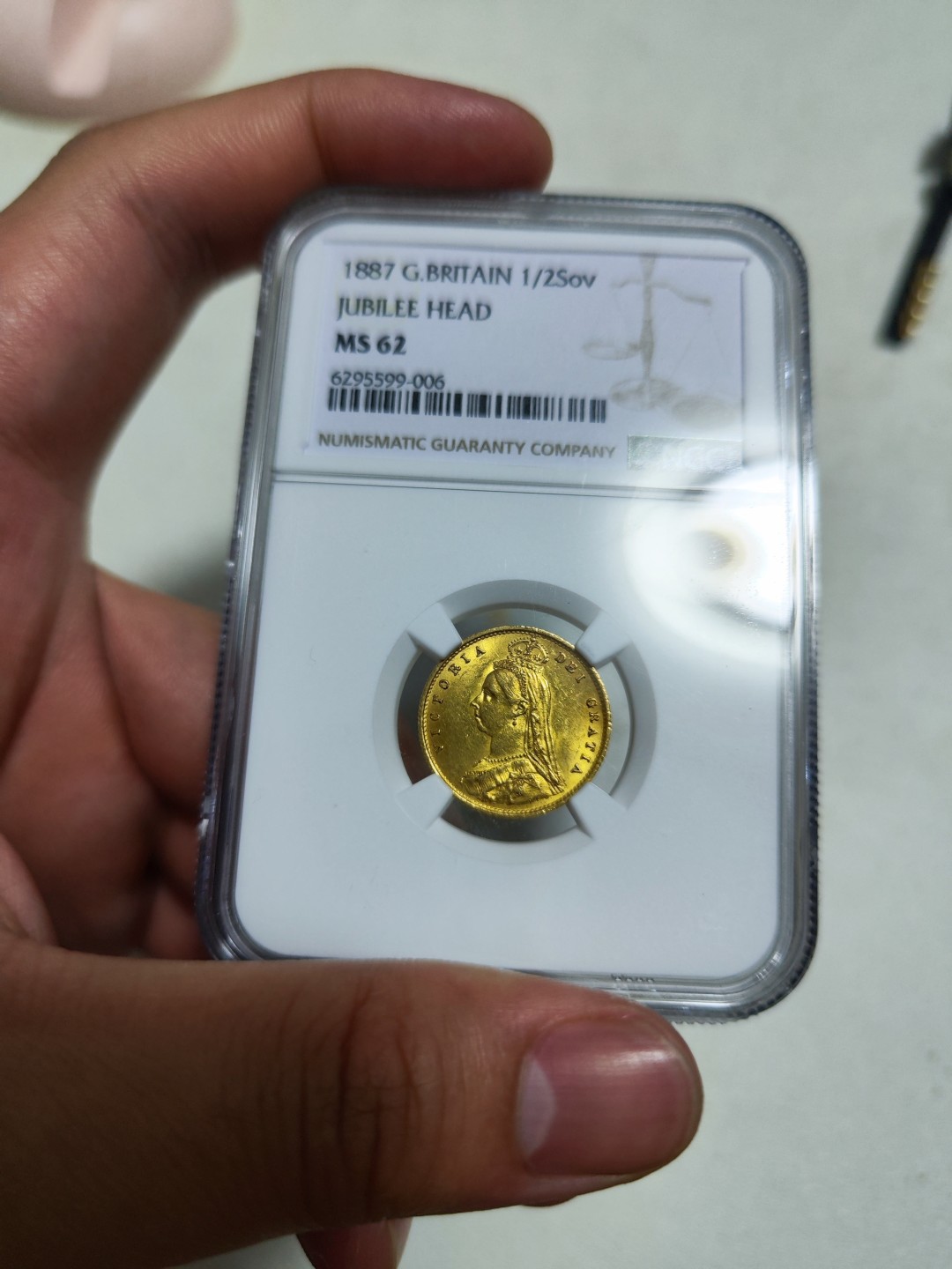 欢迎来【希罗维】：第1场，幸运星期三银币金币场 NGC MS62高分维多利亚金盾徽，不是马剑，4g金币，非常稀少的盾徽设计。非常漂亮的一枚金币，双面黄金包浆