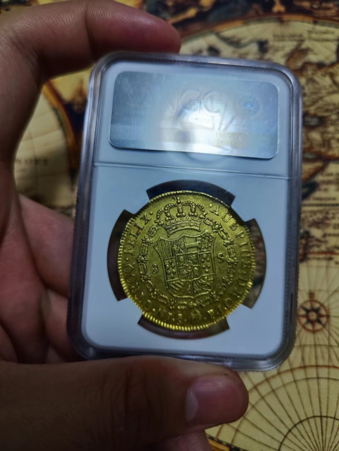 欢迎来【希罗维】：第1场，幸运星期三银币金币场 NGC-AU55 1812年西属智利8埃斯库多2 7克大金币，费七配卡四头过度版本非常稀少外拍30 00美元了！ 没有铸缺 西班牙殖民地最后的荣光 打的非常正