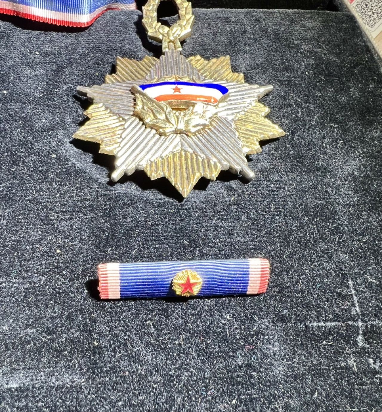 大猫徽章拍卖第223期 南斯拉夫二级旗帜勋章领绶章 原盒