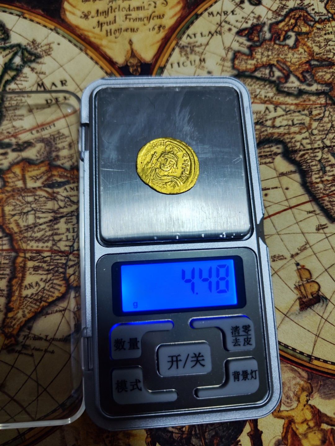 欢迎来【希罗维】：第1场，幸运星期三银币金币场 拜占庭东罗马帝国希拉克略一世 公元610年～公元641年 正面国王希拉克略一世头戴十字架羽冠，右手托宝球十字架正面像