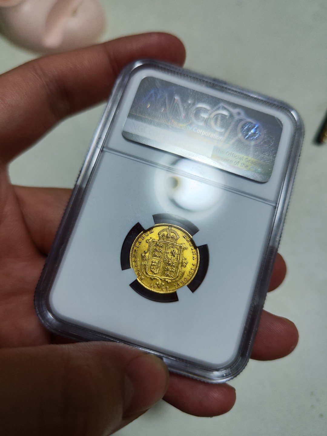 欢迎来【希罗维】：第1场，幸运星期三银币金币场 NGC MS62高分维多利亚金盾徽，不是马剑，4g金币，非常稀少的盾徽设计。非常漂亮的一枚金币，双面黄金包浆