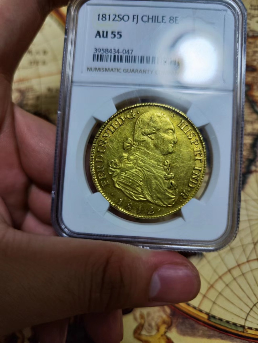 欢迎来【希罗维】：第1场，幸运星期三银币金币场 NGC-AU55 1812年西属智利8埃斯库多2 7克大金币，费七配卡四头过度版本非常稀少外拍30 00美元了！ 没有铸缺 西班牙殖民地最后的荣光 打的非常正