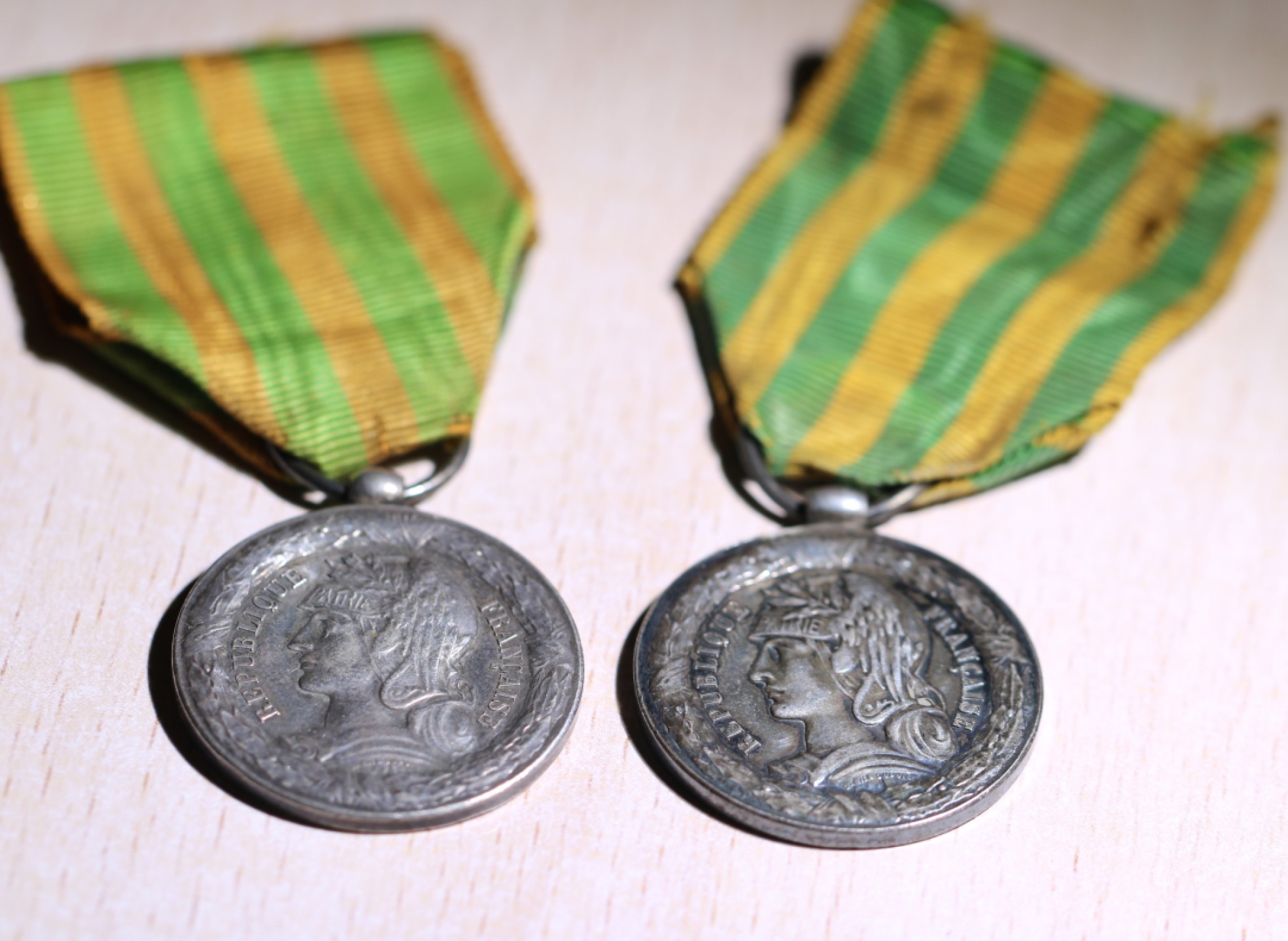 大猫徽章拍卖第223期 勿忘国耻 法国1883-1885中法战争奖章一对儿，银质，陆军版和海军版一对