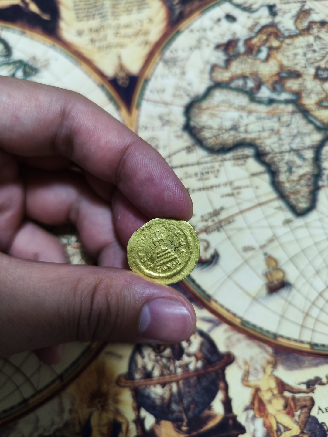 欢迎来【希罗维】：第1场，幸运星期三银币金币场 拜占庭东罗马帝国希拉克略一世 公元610年～公元641年 正面国王希拉克略一世头戴十字架羽冠，右手托宝球十字架正面像