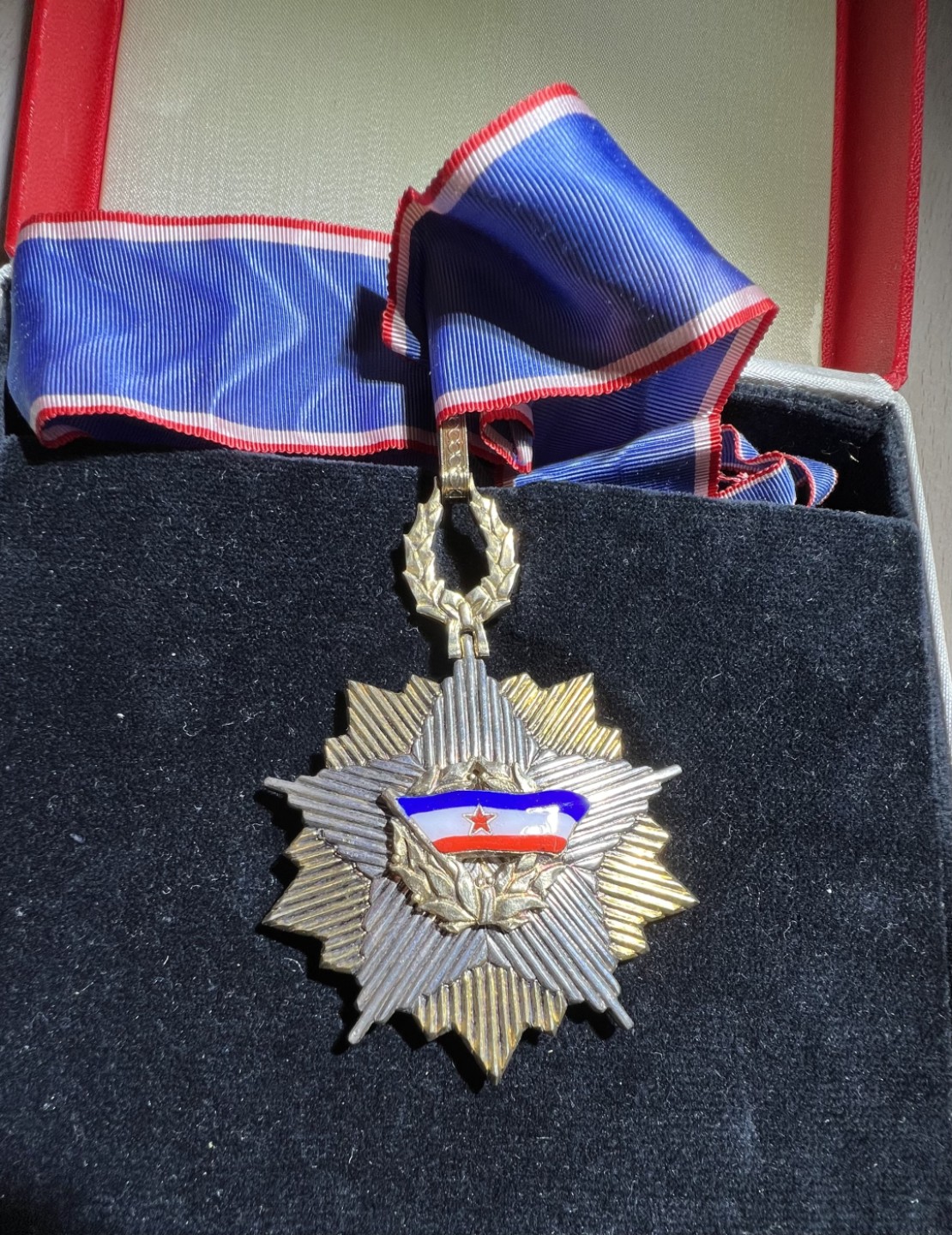 大猫徽章拍卖第223期 南斯拉夫二级旗帜勋章领绶章 原盒