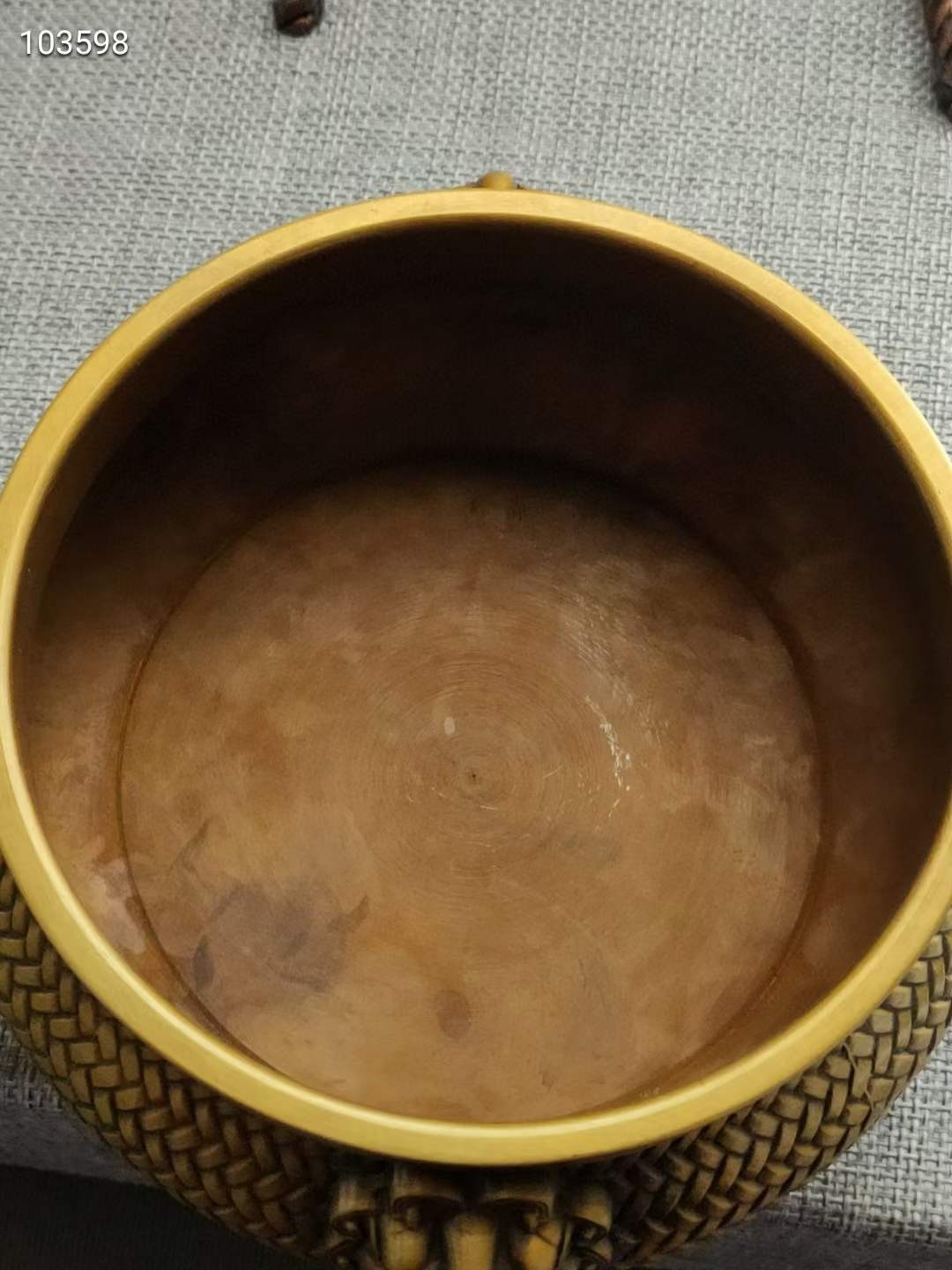 乾隆年制铜鎏金虎头香炉一个，器型端正，包浆自然，造型美观大方，细节如图